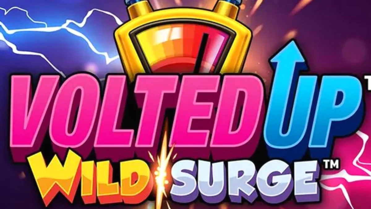 Tampilan visual slot VoltedUP WildSurge dengan tema neon elektrik dan simbol kasino klasik.